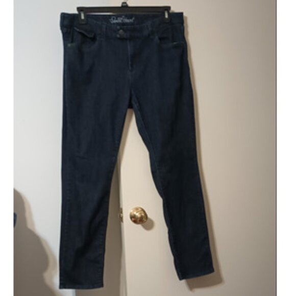 EUC ~ Old Navy's The Sweetheart Straight Leg Jean in Darkwash Blue (Size 16) - Picture 1 of 5